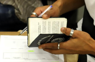 Desemprego recua para 5,6%, a menor taxa desde 2012, mostra IBGE