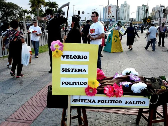 Em Florianópolis, rolou Velório do Sistema Político atual, durante as ações do Dia Nacional de Lutas