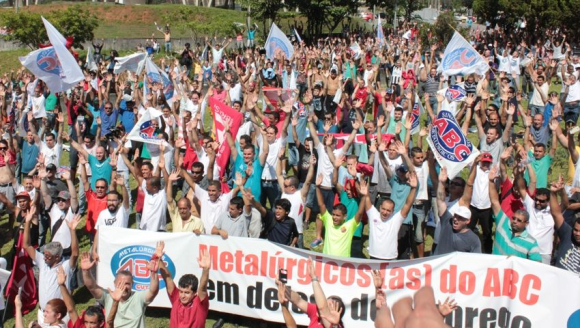 Metalúrgicos aprovam continuação da greve na Volks