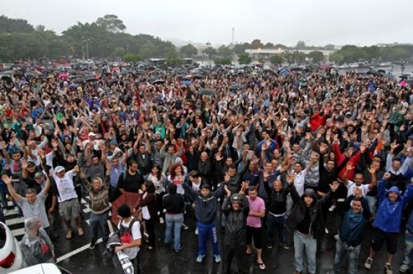No ABC (SP), trabalhadores aprovam greve na Mercedes contra demissões