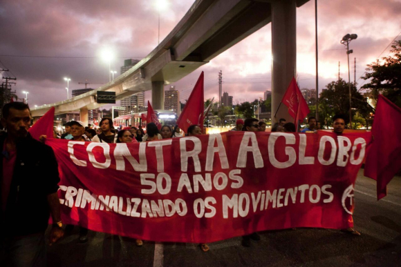 Movimentos protestaram contra a emissora de televisão 