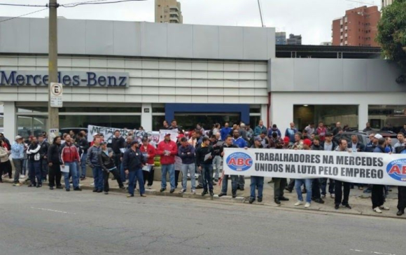 Cerca de 300 trabalhadores protestaram nesta terça-feira (2) contra as demissões anunciadas pela montadora