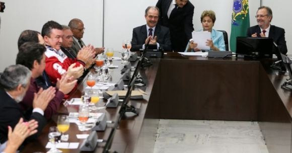 Dilma assina MP em encontro com sindicalistas