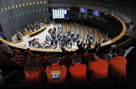 Petroleiros acompanham discussão sobre PL do pré-sal no plenário da Câmara nesta terça-feira
