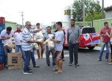 Itu (SP): trabalhadores na empresa MIPAL recebem cestas básicas do movimento sindical