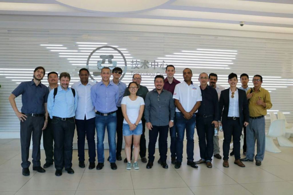 Delegação brasileira na fábrica 