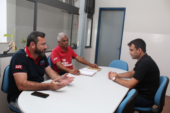 Vela e Celinho em reunião com o gerente regional do INSS, Marco Aurélio Ferreira