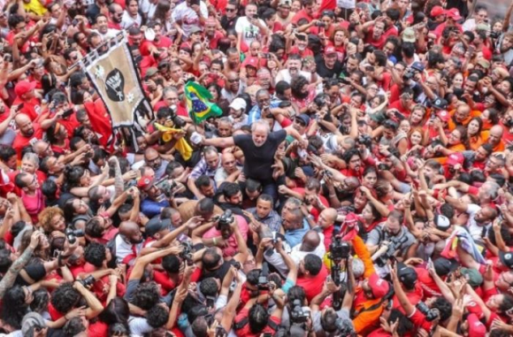 Lula no braço do povo