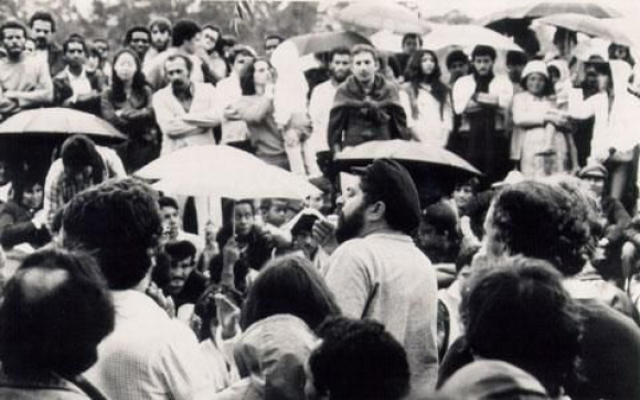 Lula fala aos delegados no Congresso de 1983