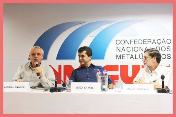 A partir da esq.: Ladislau Dowbor, João Cayres e Paulo Frateschi no painel sobre conjuntura