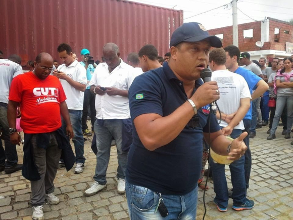 Fábio de Souza, dirigente do Sindicato e da CNM/CUT, fala aos grevistas
