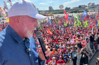 Lula sanciona leis de correção de tabela do IR e de trabalho decente para domésticas