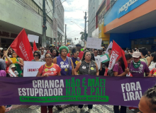 'Ato Criança não é mãe e estuprador não é pai' toma ruas do Centro de Aracaju