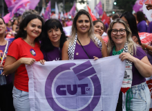 Mulheres ocupam avenida Paulista em manifestação no Dia Internacional da Mulher