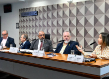 País precisa de modelo negociado que garanta financiamento sindical, defende Paim