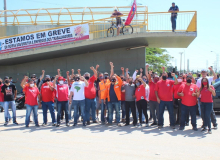 No 15º dia de greve, terceirizados da Revap protestam contra calote