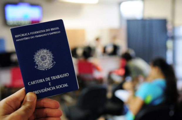 Receber hora extra ou folga em outra dia são direitos de quem trabalha no feriado