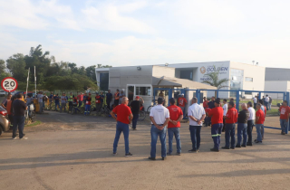 Trabalhadores do grupo Golden-Minalba fazem protesto por acidente fatal