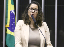 Denise Pessôa protocola PL da CNM/CUT que protege mulheres vítimas de violência