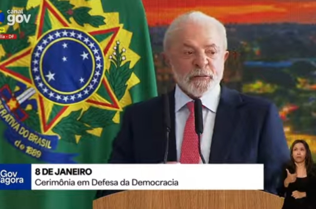 Em ato em defesa da democracia, Lula veta PL que diminui penas de golpistas do 8/1