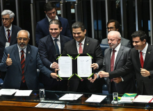 Congresso promulga fim da escala 6x1 com presença de Lula