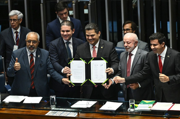 Congresso promulga fim da escala 6x1 com presença de Lula